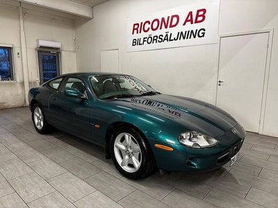 Grönmetallic Begagnad 1997 Jaguar XK Sportkupé | 169 900 kr