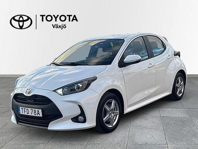 Vit Begagnad 2022 Toyota Yaris Hybrid Active Halvkombi | 209 000 kr (Marknadspris)