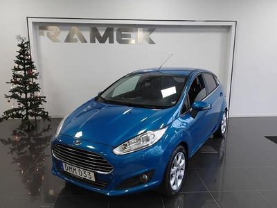 Blå Begagnad 2015 Ford Fiesta Titanium Halvkombi | 59 000 kr (Marknadspris)