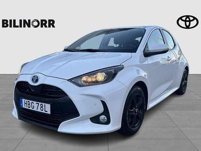 Vit Begagnad 2022 Toyota Yaris Hybrid Halvkombi | 209 900 kr (Marknadspris)