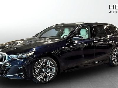 Svart (blue) Begagnad 2025 BMW 530e M Sport Kombi | 648 700 kr (Bra pris)