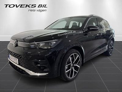 Svart (grenadilla black metallic) Begagnad 2025 VW Tiguan R-line SUV | 599 900 kr