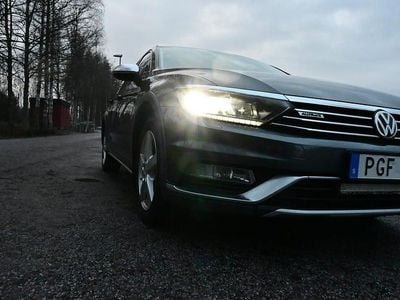 Mörkgrå metallic Begagnad 2017 VW Passat Alltrack Kombi | 187 500 kr (Marknadspris)