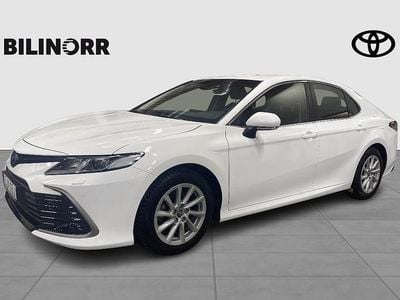 Vit Begagnad 2022 Toyota Camry Hybrid Active Sedan | 329 900 kr (Marknadspris)