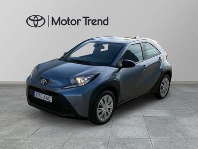 Grå Begagnad 2024 Toyota Aygo X Play SUV | 189 900 kr (Marknadspris)