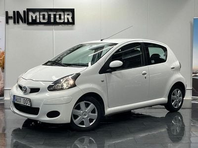 Vit Begagnad 2011 Toyota Aygo Halvkombi | 99 900 kr (Dyr)