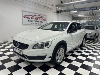 Begagnad Volvo V60 CC Momentum 150 HK (110 kW) 2018 Vit Kombi