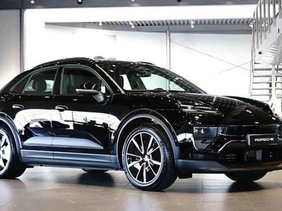 Svart Ny 2025 Porsche Macan 4 Electric SUV | 938 200 kr