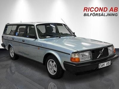 Begagnad Volvo 245 143 HK (105 kW) 1982 Ljusblå Kombi