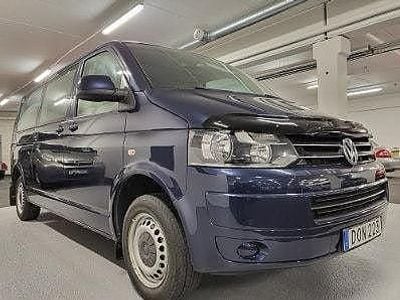 Mörkblå Begagnad 2014 VW Caravelle Minibuss | 229 900 kr (Lite dyr)