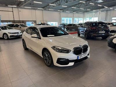 Begagnad BMW 118 Sport Line 136 HK (100 kW) 2023 Vit Halvkombi