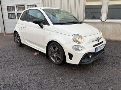 Vit Begagnad 2018 Abarth 595 Halvkombi | 119 900 kr (Marknadspris)