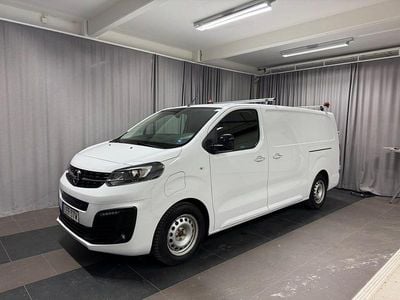 Vit Begagnad 2022 Opel Vivaro-e Combi Van | 336 250 kr (Marknadspris)