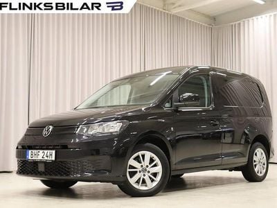 Svart (deep black pärleffekt) Begagnad 2021 VW Caddy Minibuss | 269 800 kr (Marknadspris)