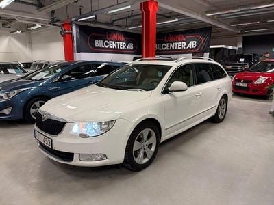 Begagnad Skoda Superb Business Line 140 HK (102 kW) 2013 Vit Kombi