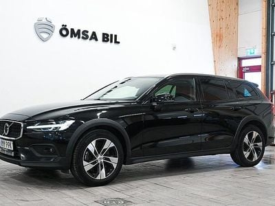 Svart Begagnad 2022 Volvo V60 CC Momentum Kombi | 254 800 kr (Bra pris)