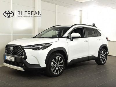 Vit Begagnad 2025 Toyota Corolla Cross Style SUV | 379 900 kr (Lite dyr)