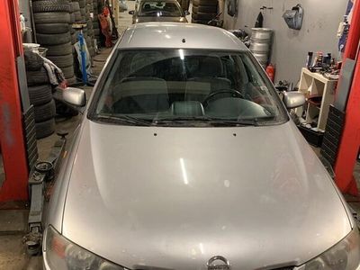 begagnad Nissan Almera 5-dörrar 1.8