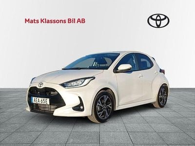 Vit Begagnad 2024 Toyota Yaris Hybrid Active Halvkombi | 249 000 kr (Marknadspris)
