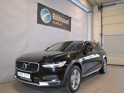 Svart Begagnad 2021 Volvo V90 CC Momentum Kombi | 329 000 kr (Marknadspris)