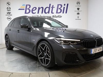 Grå Begagnad 2022 BMW 530e M Sport Kombi | 369 500 kr (Marknadspris)