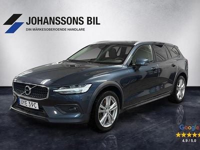 Mörkblå Begagnad 2022 Volvo V60 CC Kombi | 309 900 kr (Marknadspris)