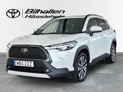 Vit Begagnad 2024 Toyota Corolla Cross Style SUV | 394 900 kr (Marknadspris)