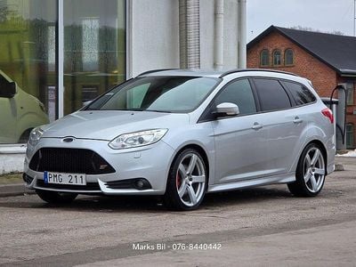 Grå Begagnad 2013 Ford Focus ST Kombi | 119 900 kr (Marknadspris)