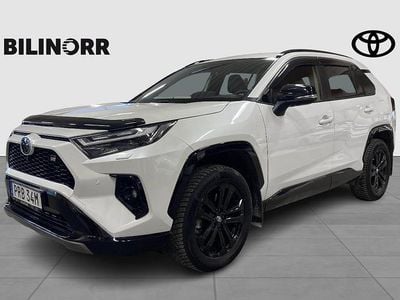 Vit Begagnad 2022 Toyota RAV4 Hybrid Sport SUV | 449 900 kr (Marknadspris)