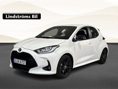 Vit Begagnad 2023 Toyota Yaris Hybrid Style Halvkombi | 249 900 kr (Marknadspris)