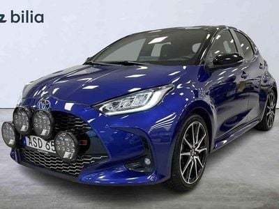 Blå Begagnad 2024 Toyota Yaris Hybrid Halvkombi | 269 900 kr