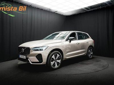 Ljusgrå Begagnad 2022 Volvo XC60 Plus SUV | 379 800 kr (Marknadspris)