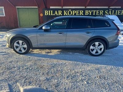 Grå Begagnad 2020 Volvo V60 CC Momentum Kombi | 335 000 kr (Marknadspris)