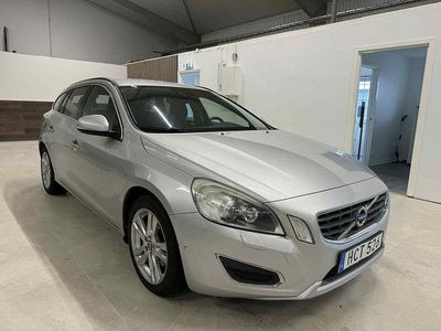 Ljusgrå Begagnad 2012 Volvo V60 Kombi | 79 900 kr (Marknadspris)
