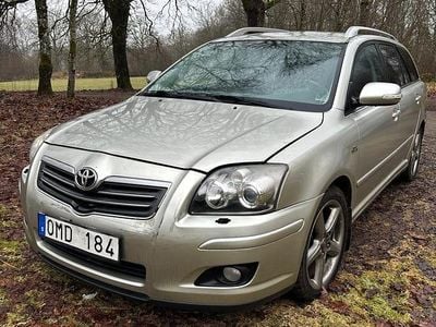 Begagnad Toyota Avensis 177 HK (130 kW) 2006 Grå Kombi