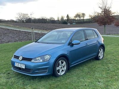 Blå metallic Begagnad 2017 VW Golf VII Halvkombi | 105 000 kr (Marknadspris)