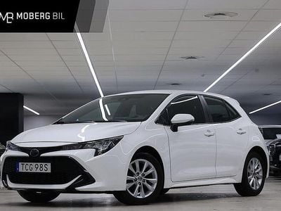 Vit Begagnad 2022 Toyota Corolla Hybrid Active Halvkombi | 239 900 kr (Marknadspris)
