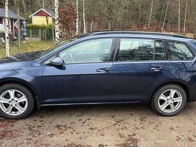 Mörkblå Begagnad 2015 VW Golf VII Kombi | 112 500 kr (Marknadspris)