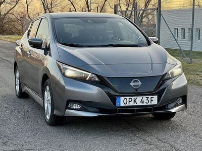 Begagnad Nissan Leaf 110 kW (150 HK) 2023 Grå Halvkombi