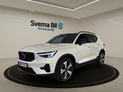 Crystal vit metallic Begagnad 2023 Volvo XC40 Plus SUV | 359 900 kr (Marknadspris)