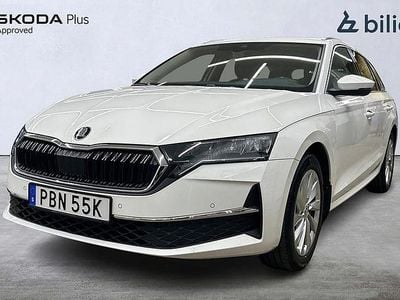Vit Begagnad 2024 Skoda Octavia Selection Kombi | 379 500 kr (Marknadspris)