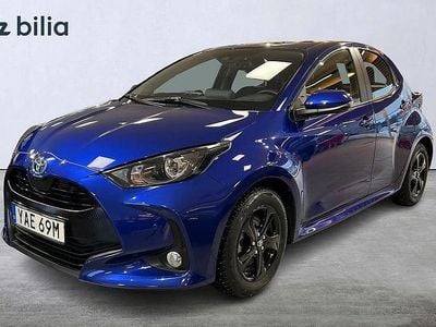 Mörkblå Begagnad 2022 Toyota Yaris Hybrid Active Halvkombi | 209 900 kr (Bra pris)