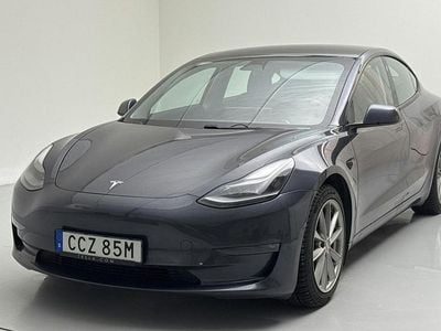 Grå Begagnad 2021 Tesla Model 3 Sedan | 259 000 kr (Marknadspris)