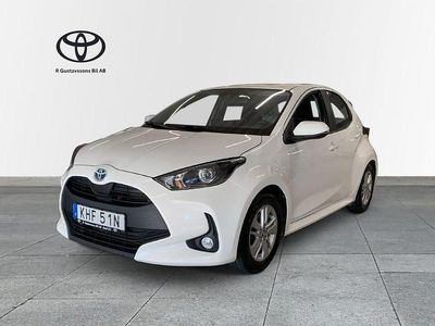 Vit Begagnad 2021 Toyota Yaris Hybrid Active Halvkombi | 204 000 kr (Marknadspris)
