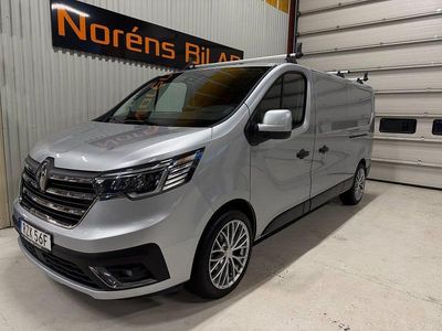 Grå Begagnad 2023 Renault Trafic Minibuss | 319 000 kr