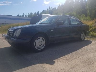 Begagnad Mercedes E290 129 HK (94 kW) 1996 Svart Sedan
