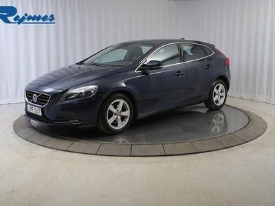 Blå Begagnad 2015 Volvo V40 Momentum Kombi | 129 800 kr (Marknadspris)