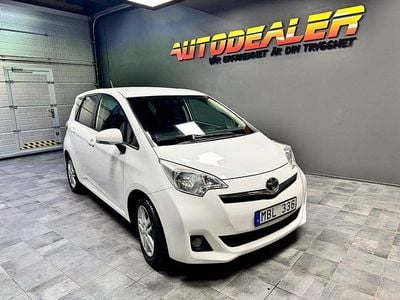 Begagnad Toyota Verso-S Multidrive S 99 HK (72 kW) 2011 Vit Minibuss