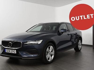 Mörkblå Begagnad 2024 Volvo V60 CC Core Kombi | 389 500 kr (Bra pris)