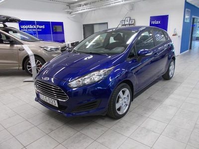 Begagnad Ford Fiesta 81 HK (59 kW) 2014 Blå (deep impact blue met) Halvkombi